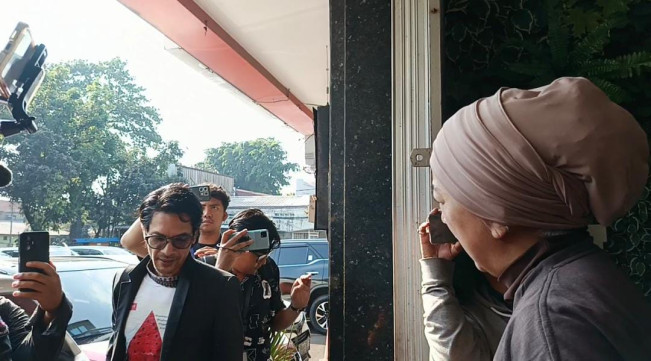 Irvina Ryder membongkar aib Edward Akbar sata masih menjadi suami Kimberly Ryder putrinya di kawasan Kalibata, Jakarta Selatan, Jumat (25/7/2025). [FTNews]